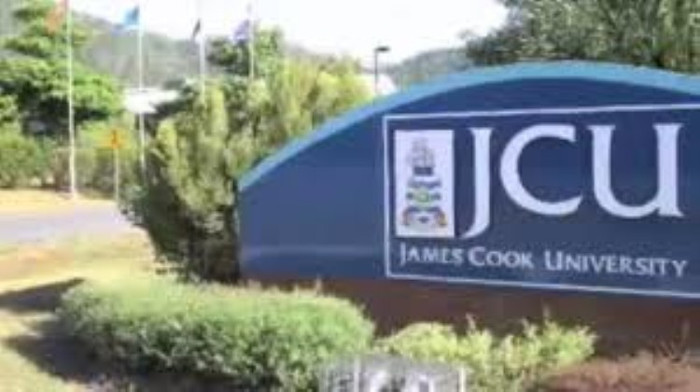 9. Đại học James Cook Trường cung cấp rất nhiều các chương trình đại học và sau đại học trong ngành sinh học và môi trường, phong trào thân thiện với sinh thái luôn được ủng hộ mạnh mẽ bởi tất cả các thành viên của cộng đồng của trường. Đại học James Cook đã giành giải thưởng năm 2010 do Doanh nghiệp Úc trao tặng cho sự bền vững môi trường và giải thưởng Đổi mới TEFMA năm 2011 cho cách tiếp cận trong việc giảm tiêu thụ năng lượng. Trường cũng đã được đánh giá như nhà lãnh đạo thế giới trong nghiên cứu san hô và rừng nhiệt đới. 9. Đại học James Cook Trường cung cấp rất nhiều các chương trình đại học và sau đại học trong ngành sinh học và môi trường, phong trào thân thiện với sinh thái luôn được ủng hộ mạnh mẽ bởi tất cả các thành viên của cộng đồng của trường. Đại học James Cook đã giành giải thưởng năm 2010 do Doanh nghiệp Úc trao tặng cho sự bền vững môi trường và giải thưởng Đổi mới TEFMA năm 2011 cho cách tiếp cận trong việc giảm tiêu thụ năng lượng. Trường cũng đã được đánh giá như nhà lãnh đạo thế giới trong nghiên cứu san hô và rừng nhiệt đới.