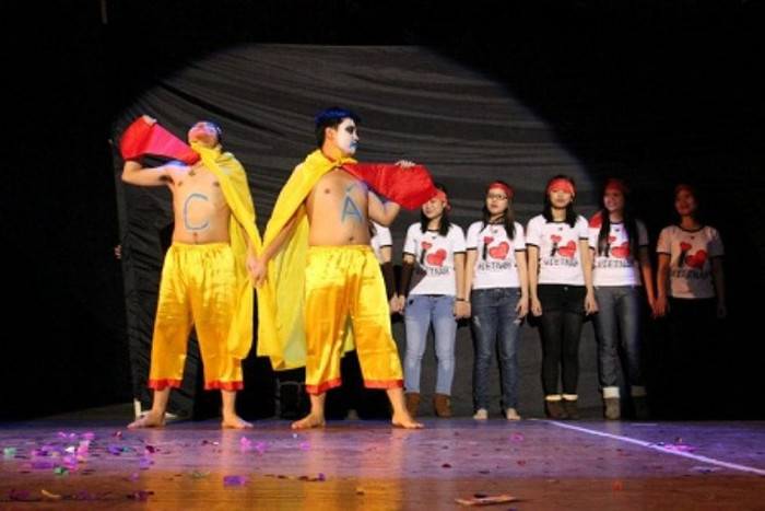 Danh hài không ngại ngực trần Danh hài không ngại ngực trần