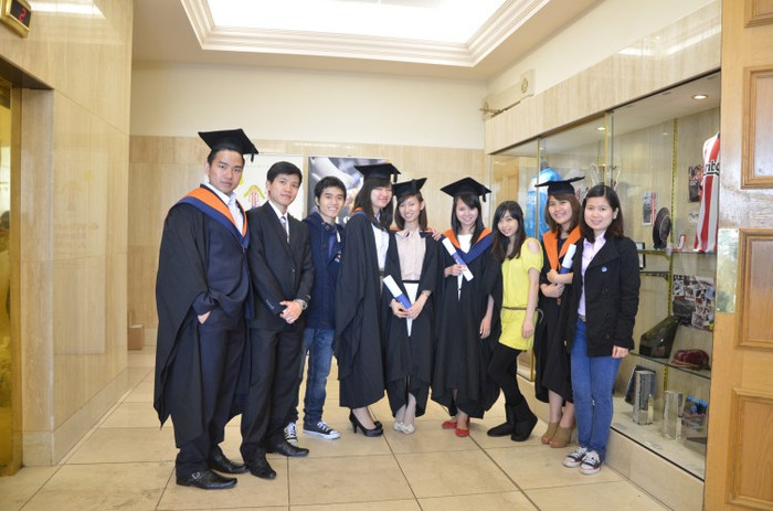 Các sinh viên Việt Nam đang theo học tại trường Sunderland University đón lễ trao bằng tốt nghiệp tại sân vận động Ánh Sáng, sân nhà của câu lạc bộ Sunderland Các sinh viên Việt Nam đang theo học tại trường Sunderland University đón lễ trao bằng tốt nghiệp tại sân vận động Ánh Sáng, sân nhà của câu lạc bộ Sunderland