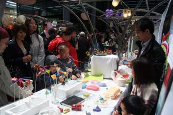 Các cháu nhỏ rất hào hứng với trò nặn tò he. Các cháu nhỏ rất hào hứng với trò nặn tò he.