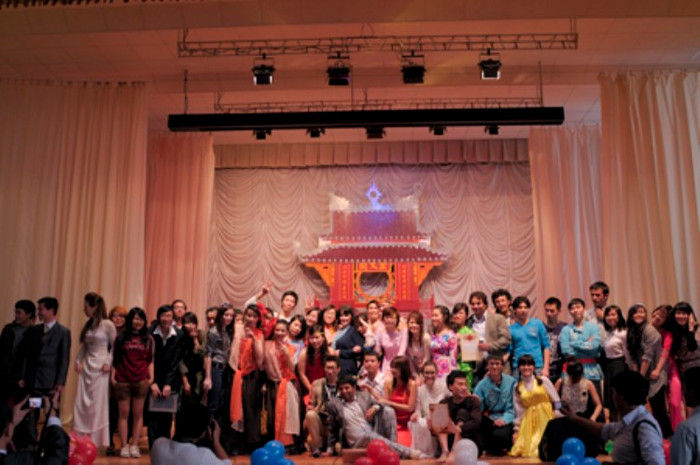 Cùng chụp ảnh lưu niệm Cùng chụp ảnh lưu niệm