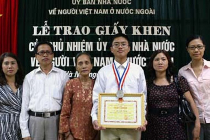 Lê Anh Dũng nhận Giấy khen của Chủ nhiệm Ủy ban Nhà nước về người Việt Nam ở nước ngoài (2011) Lê Anh Dũng nhận Giấy khen của Chủ nhiệm Ủy ban Nhà nước về người Việt Nam ở nước ngoài (2011)