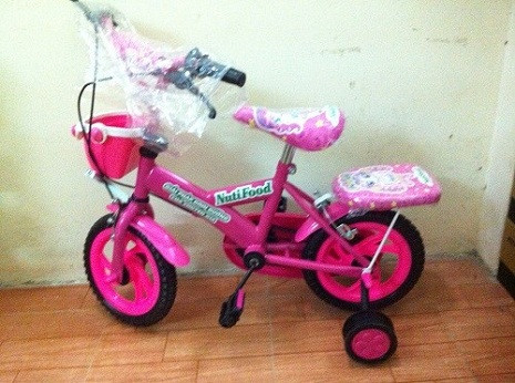 Muốn nhận được một chiếc xe đạp khuyến mãi từ hãng sữa NutiFood, khách hàng phải mua liền từ 8 - 16 lon sữa. Tuy nhiên, chỉ cần bỏ ra 300.000 đồng, khách hàng có thể dễ dàng mua được chiếc xe đạp này trên thị trường.