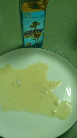 Sữa Abbott Grow nước chị Vân đã mua có hiện tượng bị vón cục sau khi đổ ra (Ảnh: N.D) Sữa Abbott Grow nước chị Vân đã mua có hiện tượng bị vón cục sau khi đổ ra (Ảnh: N.D)