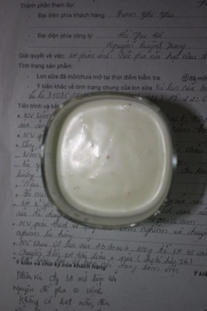 Cốc sữa vón cục màu nâu và biên bản làm việc giữa chị Thu và hãng sữa Abbott Cốc sữa vón cục màu nâu và biên bản làm việc giữa chị Thu và hãng sữa Abbott