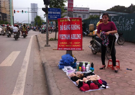 Một điểm bán đồ hàng không Vietnam Airlines trên vỉa hè. Một điểm bán đồ hàng không Vietnam Airlines trên vỉa hè.