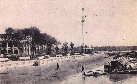 Góc cột cờ ngã ba sông Sài Gòn, kênh Tẻ và bến Bạch Đằng. Góc cột cờ ngã ba sông Sài Gòn, kênh Tẻ và bến Bạch Đằng.