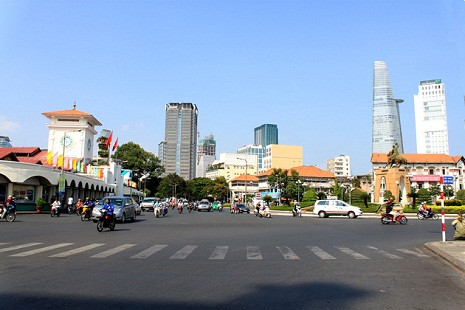 Nay cạnh chợ Bến Thành là quảng trường Quách Thị Trang. Nay cạnh chợ Bến Thành là quảng trường Quách Thị Trang.