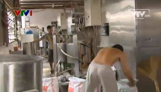 Bên trong cơ sở sản xuất những hộp bánh nhái mang tên Dalina. (Ảnh cắt từ clip VTV)
