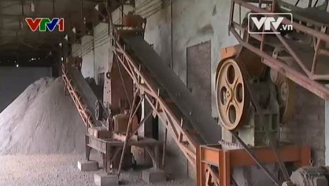 Bên trong cơ sơ chế vàng trái phép. Bên trong cơ sơ chế vàng trái phép.