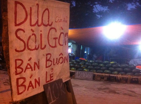 Mỗi kg dưa bán lẻ có giá dao động từ 10.000 - 13.000 đồng tùy loại. Mỗi kg dưa bán lẻ có giá dao động từ 10.000 - 13.000 đồng tùy loại.