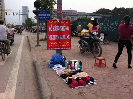 Một điểm bán đồ hàng không Vietnam Airlines trên đường Lê Văn Lương kéo dài. Một điểm bán đồ hàng không Vietnam Airlines trên đường Lê Văn Lương kéo dài.