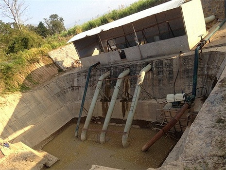 Điểm thuận lợi cho vùng trồng mía, cao su và dầu cọ dừa của bầu Đức tại Attapeu là khu vực này được bao quanh bởi 4 con sống lớn nhất của Lào. Cứ 500ha bầu Đức lại cho xây một hồ điều hòa, cung cấp nước cho các vùng nguyên liệu. (Ảnh: VTC News) Điểm thuận lợi cho vùng trồng mía, cao su và dầu cọ dừa của bầu Đức tại Attapeu là khu vực này được bao quanh bởi 4 con sống lớn nhất của Lào. Cứ 500ha bầu Đức lại cho xây một hồ điều hòa, cung cấp nước cho các vùng nguyên liệu. (Ảnh: VTC News)
