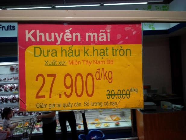 Giá dưa hấu niêm yết tại siêu thị Corpmart. Giá dưa hấu niêm yết tại siêu thị Corpmart.