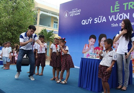 Các em nhỏ huyện Ba Tri, Bến Tre cùng chơi những trò chơi vui nhộn với Đại sứ của chương trình Hoa hậu Hương Giang và Nghệ sĩ hài Xuân Bắc. Các em nhỏ huyện Ba Tri, Bến Tre cùng chơi những trò chơi vui nhộn với Đại sứ của chương trình Hoa hậu Hương Giang và Nghệ sĩ hài Xuân Bắc.