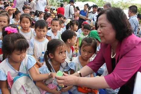 Bà Phạm Thị Hải Chuyền, Bộ trưởng Bộ Lao động – Thương binh và Xã hội trao tặng sữa cho các em học sinh huyện Ba Tri (Bến Tre). Bà Phạm Thị Hải Chuyền, Bộ trưởng Bộ Lao động – Thương binh và Xã hội trao tặng sữa cho các em học sinh huyện Ba Tri (Bến Tre).
