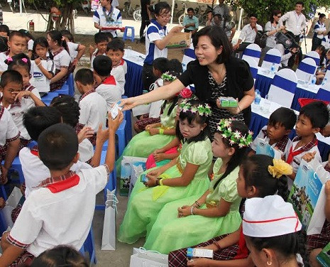 Bà Bùi Thị Hương – Giám Đốc Đối Ngoại Vinamilk trao sữa cho các em học sinh huyện Ba Tri, Bến Tre. Bà Bùi Thị Hương – Giám Đốc Đối Ngoại Vinamilk trao sữa cho các em học sinh huyện Ba Tri, Bến Tre.