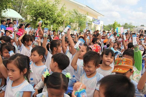 Niềm vui nhận sữa của trẻ em huyện Ba Tri, Bến Tre. Niềm vui nhận sữa của trẻ em huyện Ba Tri, Bến Tre.