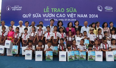 Ban Điều hành Quỹ sữa Vươn cao Việt Nam, đại diện lãnh đạo tỉnh Bến Tre, đại diện Vinamilk và các Đại sứ chương trình cùng chụp ảnh lưu niệm với trẻ em huyện Ba Tri, Bến Tre. Ban Điều hành Quỹ sữa Vươn cao Việt Nam, đại diện lãnh đạo tỉnh Bến Tre, đại diện Vinamilk và các Đại sứ chương trình cùng chụp ảnh lưu niệm với trẻ em huyện Ba Tri, Bến Tre.