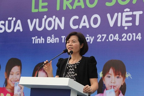 Bà Bùi Thị Hương - Giám đốc Đối ngoại Công ty Cổ phần Sữa Việt Nam – Vinamilk, phát biểu tại buổi lễ trao sữa cho trẻ em nghèo tại huyện Ba Tri (Bến Tre). Bà Bùi Thị Hương - Giám đốc Đối ngoại Công ty Cổ phần Sữa Việt Nam – Vinamilk, phát biểu tại buổi lễ trao sữa cho trẻ em nghèo tại huyện Ba Tri (Bến Tre).