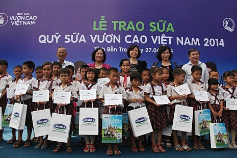 Bà Nguyễn Thị Kim Ngân - Ủy viên Bộ chính trị, Phó Chủ tịch quốc hội, Bà Phạm Thị Hải Chuyền – Uỷ viên BCH Trung ương Đảng, Bộ trưởng Bộ Lao động – Thương binh và Xã hội, đại diện lãnh đạo tỉnh Bến Tre và Bà Bùi Thị Hương – Giám Đốc Đối Ngoại Vinamilk trao tặng sữa cho trẻ em huyện Ba Tri (Bến Tre). Bà Nguyễn Thị Kim Ngân - Ủy viên Bộ chính trị, Phó Chủ tịch quốc hội, Bà Phạm Thị Hải Chuyền – Uỷ viên BCH Trung ương Đảng, Bộ trưởng Bộ Lao động – Thương binh và Xã hội, đại diện lãnh đạo tỉnh Bến Tre và Bà Bùi Thị Hương – Giám Đốc Đối Ngoại Vinamilk trao tặng sữa cho trẻ em huyện Ba Tri (Bến Tre).