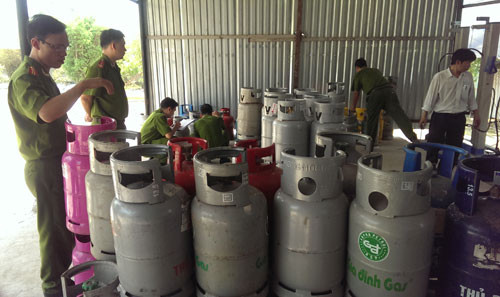 Hiện trường chiết nạp gas lậu tại Long An (Ảnh: Thanh niên) Hiện trường chiết nạp gas lậu tại Long An (Ảnh: Thanh niên)