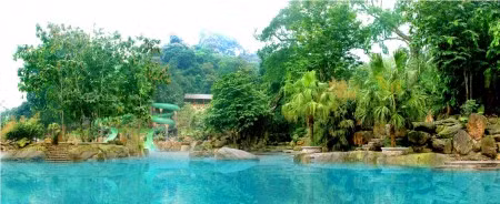 Khu du lịch Thiên Sơn Suối Ngà nằm ở phía đông dãy núi Ba Vì.