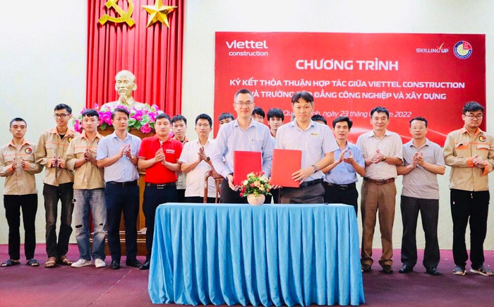 Trường Cao đẳng Công nghiệp và Xây dựng ký kết thoả thuận hợp tác với Tổng công ty cổ phần Công trình Viettel (Ảnh: CTV) Trường Cao đẳng Công nghiệp và Xây dựng ký kết thoả thuận hợp tác với Tổng công ty cổ phần Công trình Viettel (Ảnh: CTV)