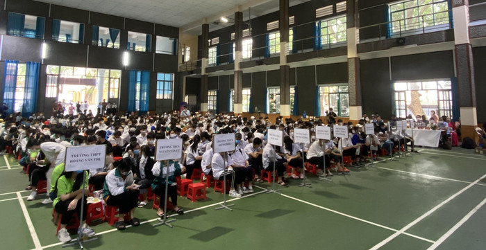 Học sinh các trường trung học cơ sở, trung học phổ thông trên địa bàn tỉnh Quảng Ninh lắng nghe chia sẻ của chuyên gia tại ngày hội tư vấn tuyển sinh giáo dục nghề nghiệp. (Ảnh: Phạm Linh) Học sinh các trường trung học cơ sở, trung học phổ thông trên địa bàn tỉnh Quảng Ninh lắng nghe chia sẻ của chuyên gia tại ngày hội tư vấn tuyển sinh giáo dục nghề nghiệp. (Ảnh: Phạm Linh)