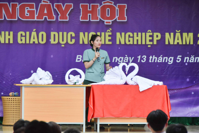 Chuyên gia chia sẻ tại ngày hội tư vấn tuyển sinh giáo dục nghề nghiệp tại huyện Ba Chẽ, Quảng Ninh. (Ảnh: Phạm Linh) Chuyên gia chia sẻ tại ngày hội tư vấn tuyển sinh giáo dục nghề nghiệp tại huyện Ba Chẽ, Quảng Ninh. (Ảnh: Phạm Linh)