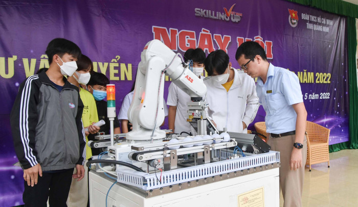 Công tác giáo dục hướng nghiệp, phân luồng học sinh sau trung học cơ sở và trung học phổ thông đóng vai trò quan trọng trong việc phát triển nguồn nhân lực chất lượng cao. (Ảnh: Phạm Linh) Công tác giáo dục hướng nghiệp, phân luồng học sinh sau trung học cơ sở và trung học phổ thông đóng vai trò quan trọng trong việc phát triển nguồn nhân lực chất lượng cao. (Ảnh: Phạm Linh)