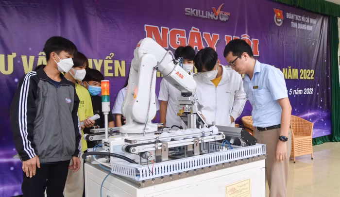 Công tác giáo dục hướng nghiệp, phân luồng học sinh sau trung học cơ sở và trung học phổ thông đóng vai trò quan trọng trong việc phát triển nguồn nhân lực chất lượng cao. (Ảnh: Phạm Linh)