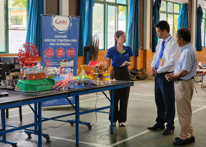 Nhu cầu việc làm tại tỉnh Quảng Ninh là rất lớn tạo nhiều cơ hội tìm hiểu, sự lựa chọn đa dạng cho học sinh, sinh viên (Ảnh minh hoạ: Phạm Linh) Nhu cầu việc làm tại tỉnh Quảng Ninh là rất lớn tạo nhiều cơ hội tìm hiểu, sự lựa chọn đa dạng cho học sinh, sinh viên (Ảnh minh hoạ: Phạm Linh)