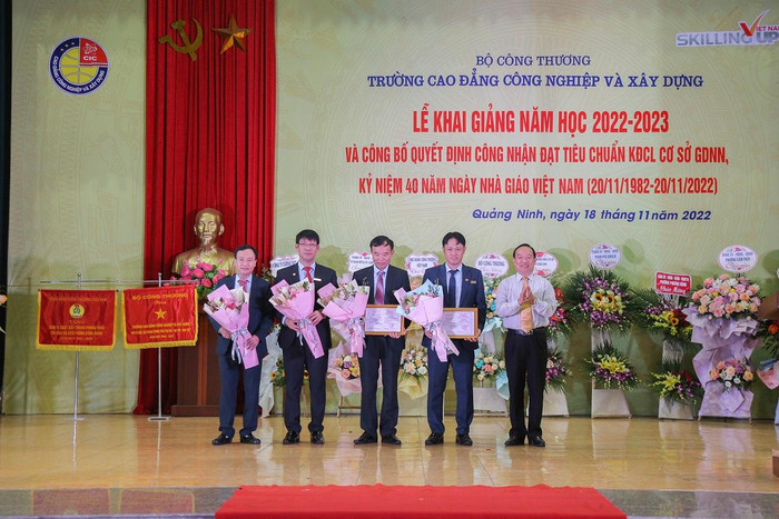 Trường Cao đẳng Công nghiệp và Xây dựng được trao Giấy chứng nhận chuẩn kiểm định cơ sở giáo dục nghề nghiệp cùng đạt chuẩn kiểm định chương trình đào tạo do Bộ Lao động - Thương binh và Xã hội ban hành (Ảnh: CTV) Trường Cao đẳng Công nghiệp và Xây dựng được trao Giấy chứng nhận chuẩn kiểm định cơ sở giáo dục nghề nghiệp cùng đạt chuẩn kiểm định chương trình đào tạo do Bộ Lao động - Thương binh và Xã hội ban hành (Ảnh: CTV)