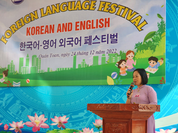 Cô Phạm Thị Duyên – Hiệu trưởng Trường Trung học cơ sở Quán Toan phát biểu khai mạc “Foreign language festival” (Ảnh: Phạm Linh)