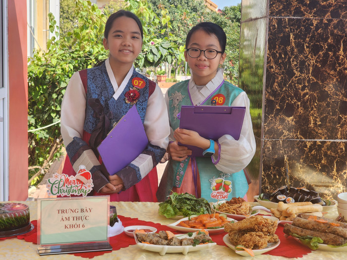 Gian hàng ẩm thực của học sinh khối lớp 6 (Ảnh: Phạm Linh)