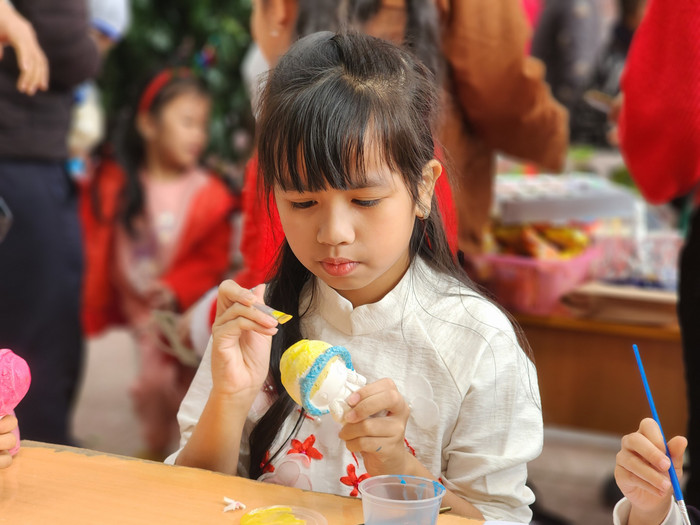 Học sinh trải nghiệm tại các gian hàng và được yêu cầu phải giao tiếp bằng tiếng Anh (Ảnh: Phạm Linh)