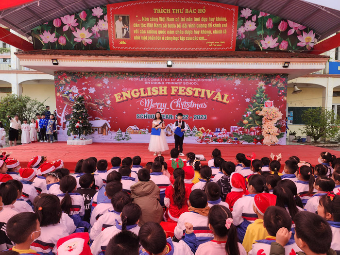 Học sinh tự tin thể hiện vai trò MC bằng tiếng Anh (Ảnh: Phạm Linh)