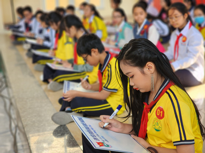 Học sinh tham gia trả lời câu hỏi bằng tiếng Anh, tiếng Hàn (Ảnh: Phạm Linh)