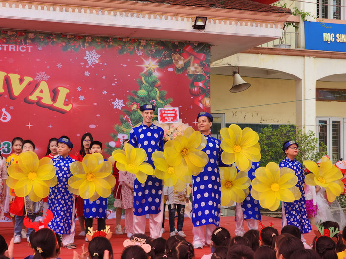 Thầy giáo người nước ngoài tham gia biểu diễn văn nghệ cùng học sinh Trường Tiểu học An Dương (Ảnh: Phạm Linh)