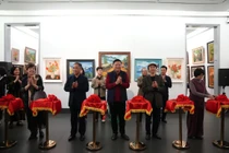 Các đại biểu cắt băng khai mạc triển lãm mỹ thuật “Miền xanh”.