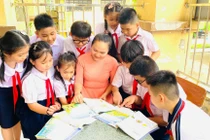 Giáo viên và học sinh Trường Tiểu học Phan Chu Trinh (phường Lái Thiêu, Thành phố Hồ Chí Minh). Ảnh: website nhà trường.