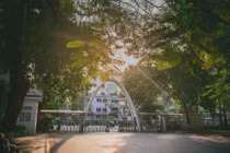 Cổng Parabol là công trình gắn liền với ký ức của nhiều thế hệ sinh viên Đại học Bách khoa Hà Nội. Ảnh: website nhà trường