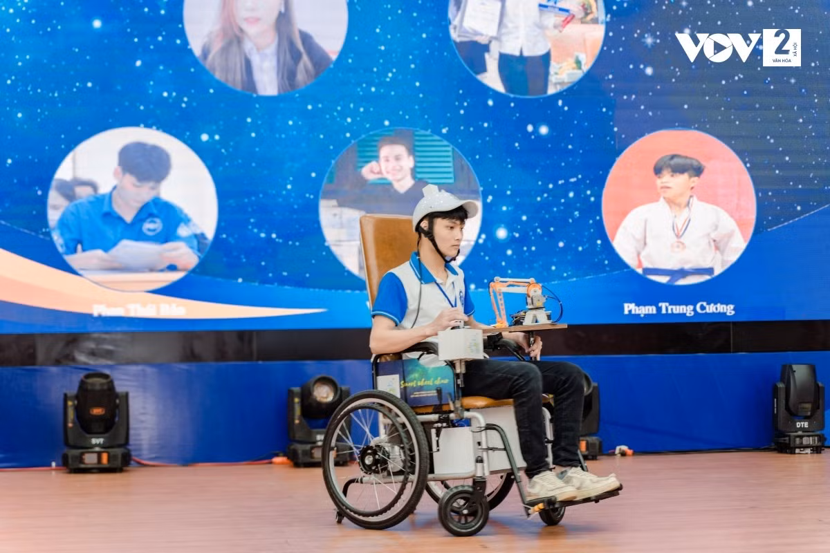 Xe lăn điện thông minh (Smart Wheel Chair) tại Cuộc thi Học sinh sinh viên với ý tưởng khởi nghiệp lần thứ V. Ảnh: website nhà trường.
