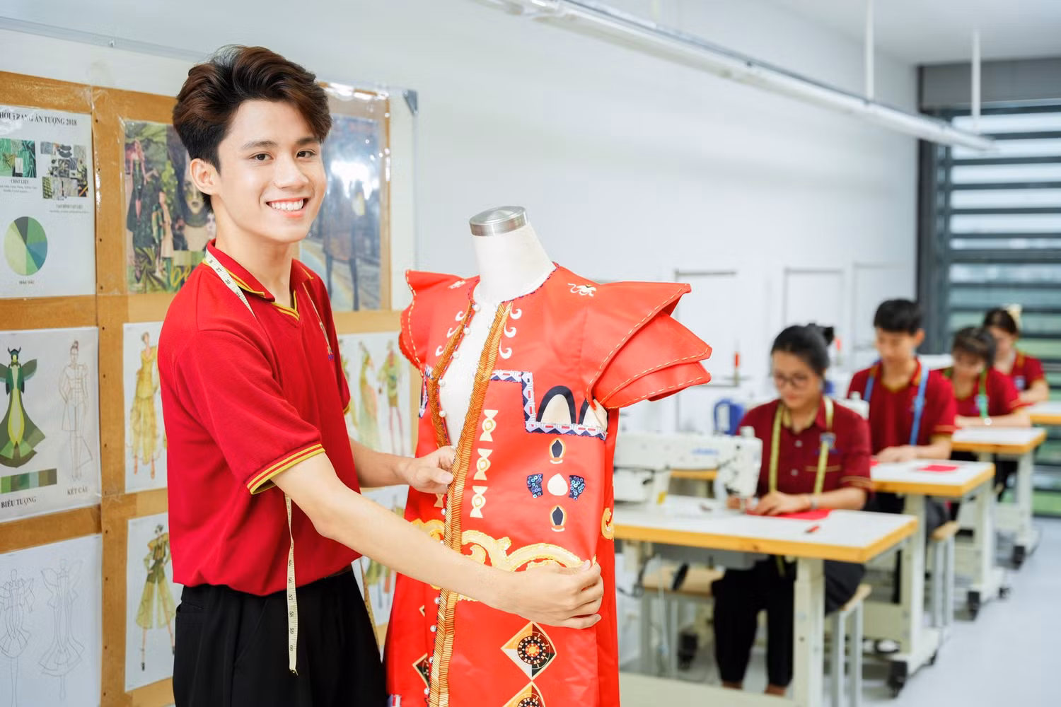Không gian sáng tạo tại lớp Thiết kế thời trang, Trường Đại học Nguyễn Tất Thành. Ảnh: NTCC