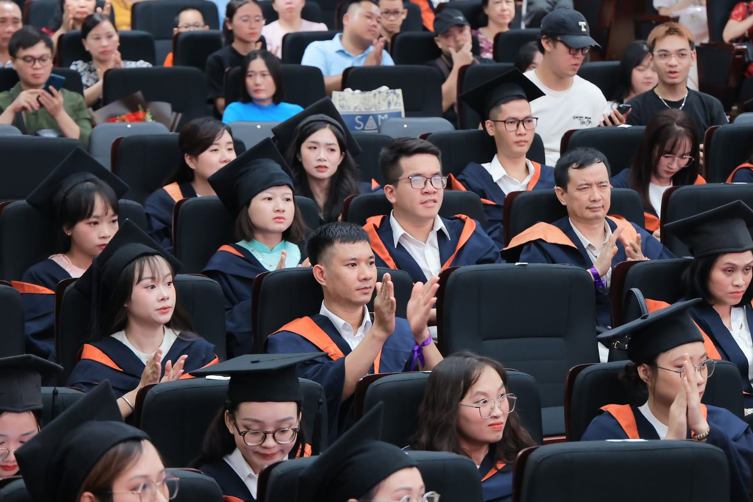 Sinh viên học văn bằng 2 Ngôn ngữ Anh Trường Đại học Hà Nội dự lễ tốt nghiệp năm 2025. Ảnh: website nhà trường