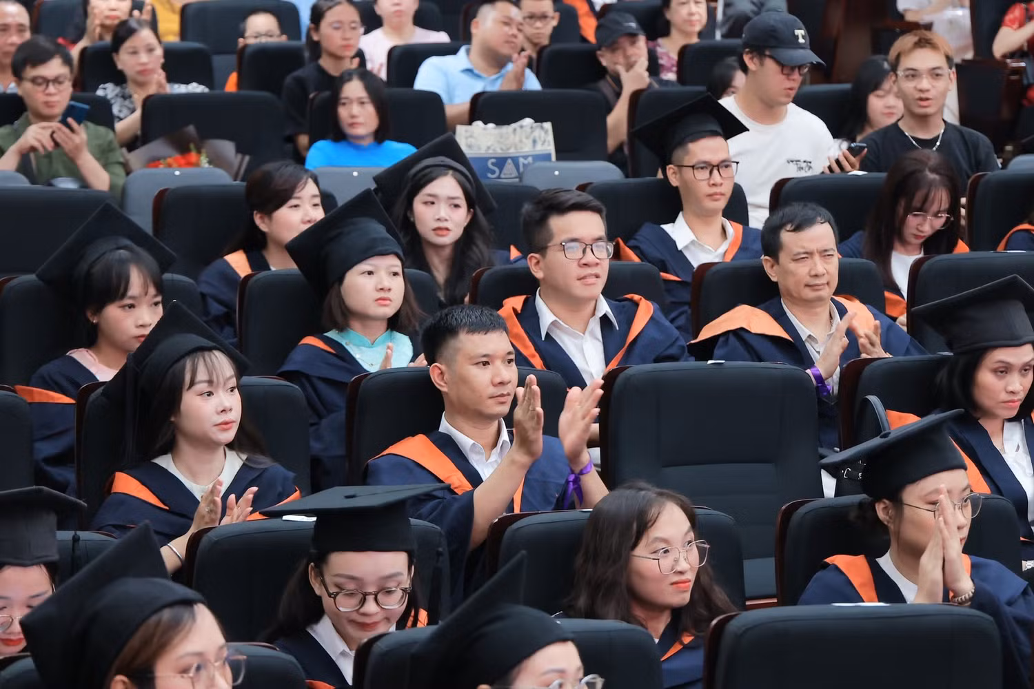 Sinh viên học văn bằng 2 Ngôn ngữ Anh Trường Đại học Hà Nội dự lễ tốt nghiệp năm 2025. Ảnh: website nhà trường