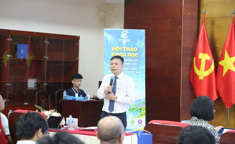 Tiến sĩ Nguyễn Đăng Toản - Trưởng khoa Năng lượng và Phát triển bền vững, Trường Đại học Điện lực chia sẻ tại hội thảo. Ảnh: NTCC