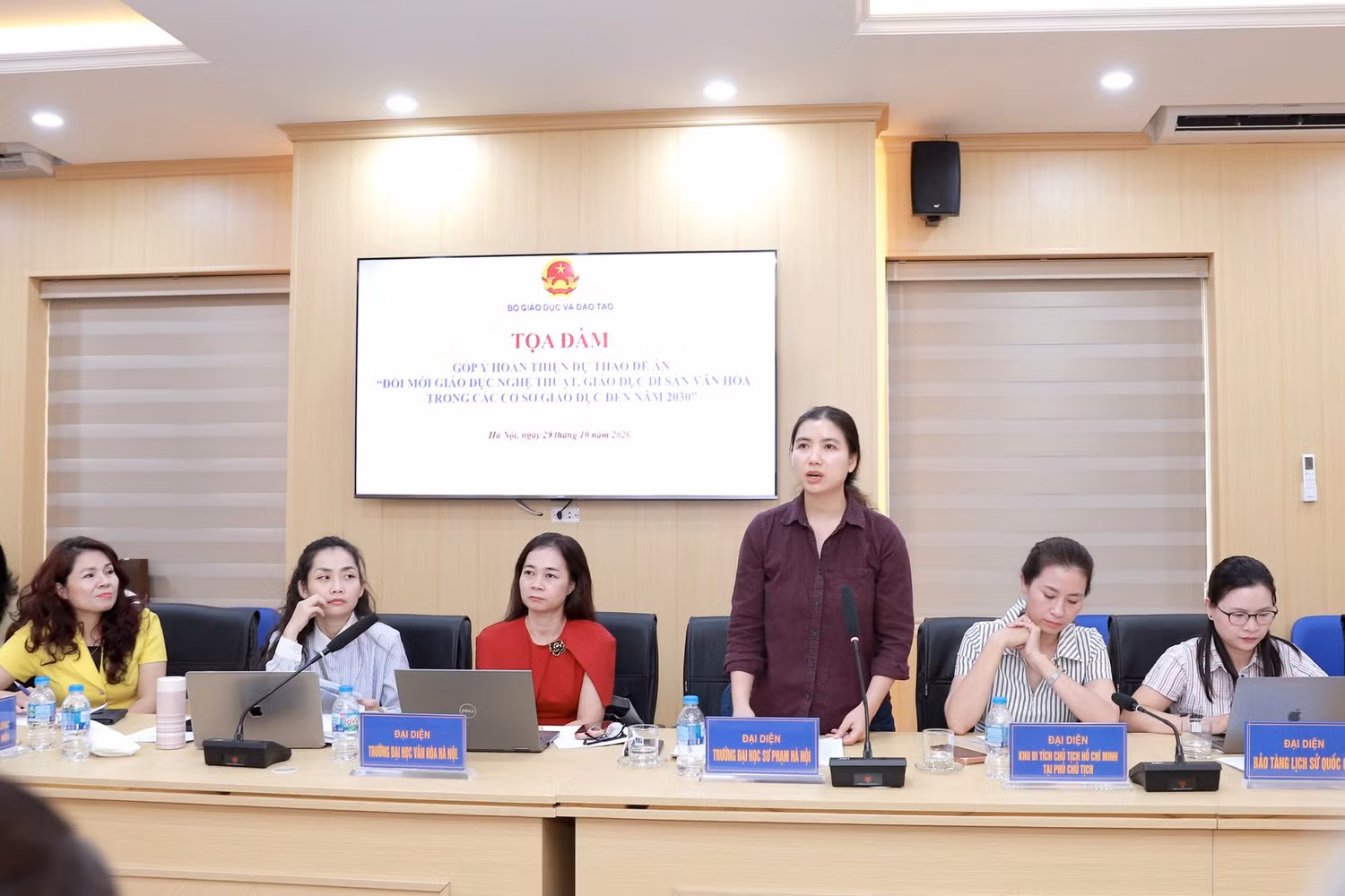Cô Nguyễn Thị Hồng Thắm - Trường Đại học Sư phạm Hà Nội trình bày về thực trạng đội ngũ giáo viên nghệ thuật và giải pháp phát triển nguồn nhân lực đáp ứng yêu cầu đổi mới giáo dục nghệ thuật, giáo dục di sản văn hóa. Ảnh: NTCC