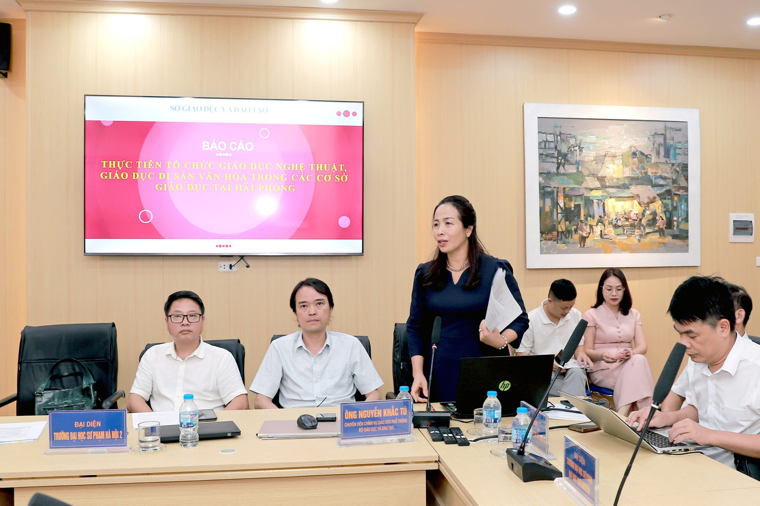 Cô Thanh Thủy - đại diện Sở Giáo dục và Đào tạo Hải Phòng chia sẻ thực tiễn tổ chức giáo dục nghệ thuật, giáo dục di sản văn hóa trong các cơ sở giáo dục tại địa phương. Ảnh: NTCC